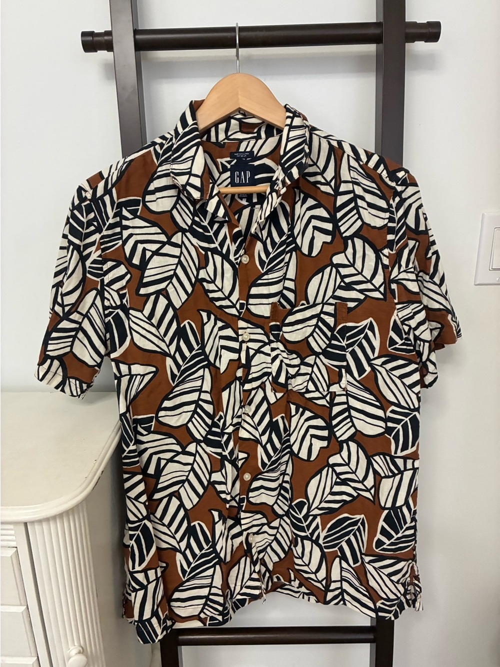 GAP Men’s Brown Leaf Print Short Sleeve Shirt. Linen cotton blend. Size medium